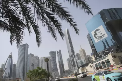 Doha, die Hauptstadt des gasreichen Emirats Katar: An dem Gebäude rechts prangt ein Bild des Emirs Sheikh Tamim bin Hamad Al Tha