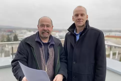 Wollen in Kontakt mit Unternehmern treten: Hans Scherer (links) und Jürgen Esser mit dem Fragebogen.