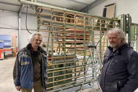Peter (links) und Andreas Rehan im früheren Lager, das nun übergangsweise als Produktionshalle dienen soll. 