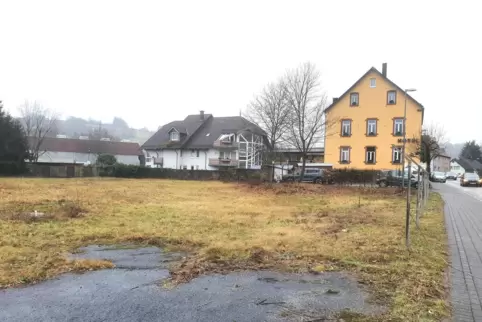 In der Hauptstraße, neben der Einfahrt zu den Bruchwiesen, soll das neue Medizinische Versorgungszentrum in Waldfischbach-Burgal