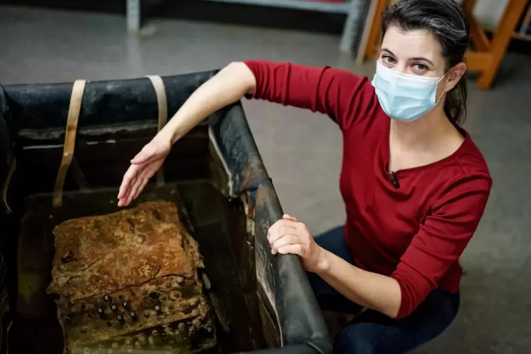 Corinna Mayer, Metallrestauratorin, zeigt eine Enigma-Chiffriermaschine