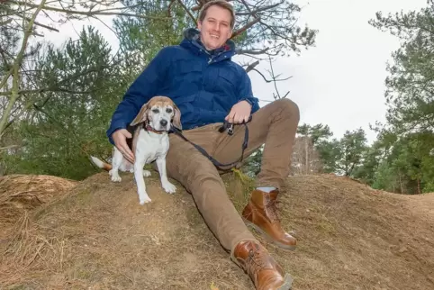 An einem seiner Lieblingsorte: Justus Rabe mit Familienhund Emma in den Sanddünen bei Dudenhofen.