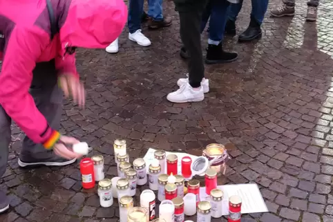 Das „Aktionsbündnis Bunt statt braun“ erinnert bei einer Kundgebung sich am Samstag am Homburger Forum an die Opfer der Corona-P