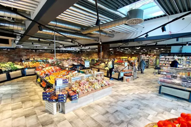 Der barrierefrei gestaltete Markt verfügt über eine Verkaufsfläche von etwa 2700 Quadratmetern und ein Sortiment von rund 40.00 Der barrierefrei gestaltete Markt verfügt über eine Verkaufsfläche von etwa 2700 Quadratmetern und ein Sortiment von rund 40.00