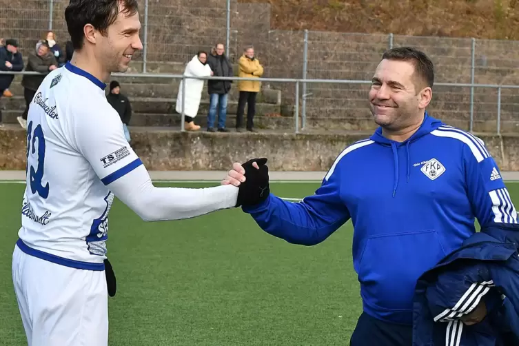 Shakehands vor dem Spiel: Rieschweilers Spielertrainer Patrick Hildebrandt (links) und FKP-U19-Trainer Thorsten Lahm.