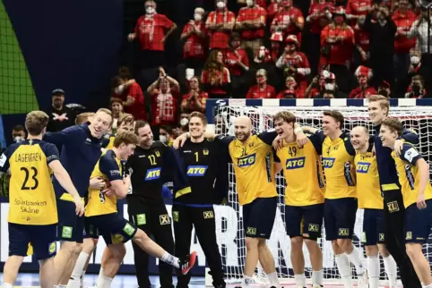 Schwedens Handballer feiern in Budapest ihren fünften EM-Titel. 