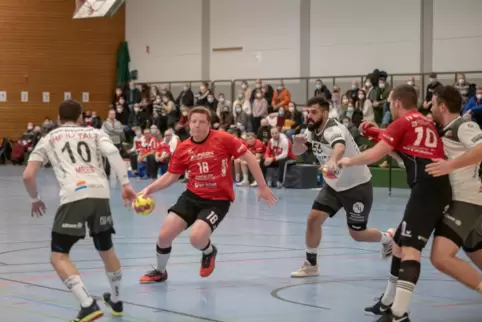 TVO-Kreisspieler Fabian Graap (rechts, in Rot) im Bild mit (von links) Max Mees, Lukas Klein und Kevin Singh. 
