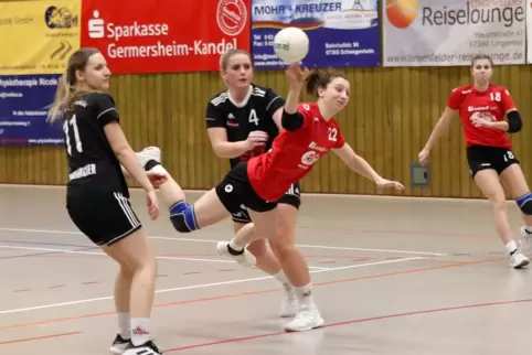 Setzt sich durch oder sieht die Kreisläuferin: Judith Henninger (am Ball).