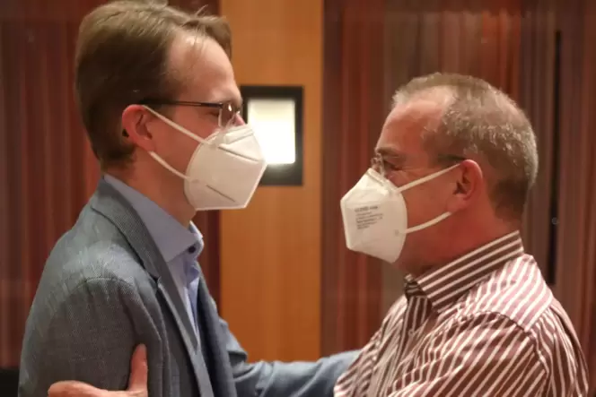 Bürgermeister Olaf Gouasé (rechts) und sein Nachfolger Daniel Salm. Bürgermeister Olaf Gouasé (rechts) und sein Nachfolger Daniel Salm.