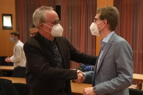 Eberhard Frankmann (links) gratuliert Daniel Salm zum Wahlsieg. Eberhard Frankmann (links) gratuliert Daniel Salm zum Wahlsieg.