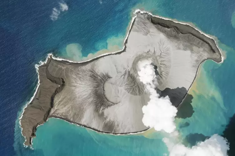 Die Satellitenaufnahme zeigt die Insel im Südpazifik mit dem Vulkan kurz vor dem Ausbruch. 
