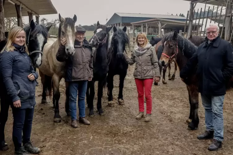 Ein Leben für die Ponys (von links): Isabelle und Christian Tschoepke, Sabine Heinrich-Tschoepke und Michael Tschoepke.