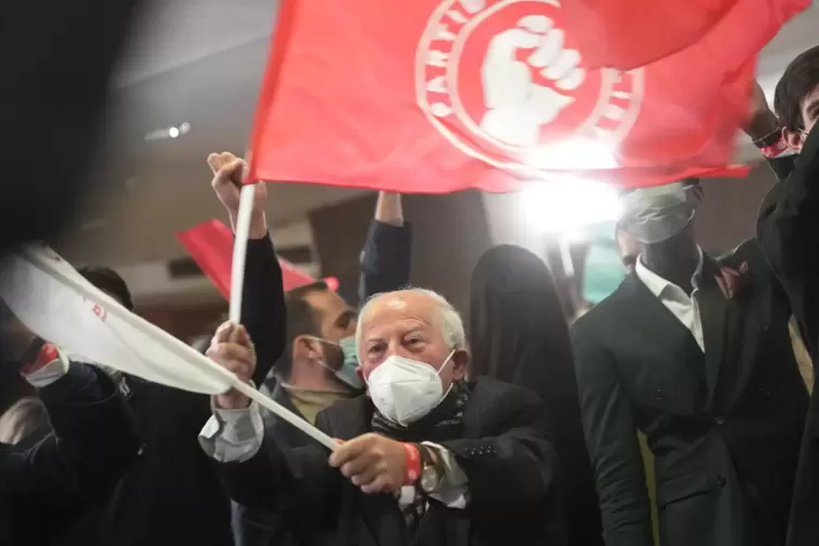 Anhänger der Sozialistischen Partei feiern ihren Sieg bei den Wahlen in Portugal.