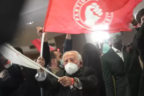 Anhänger der Sozialistischen Partei feiern ihren Sieg bei den Wahlen in Portugal.