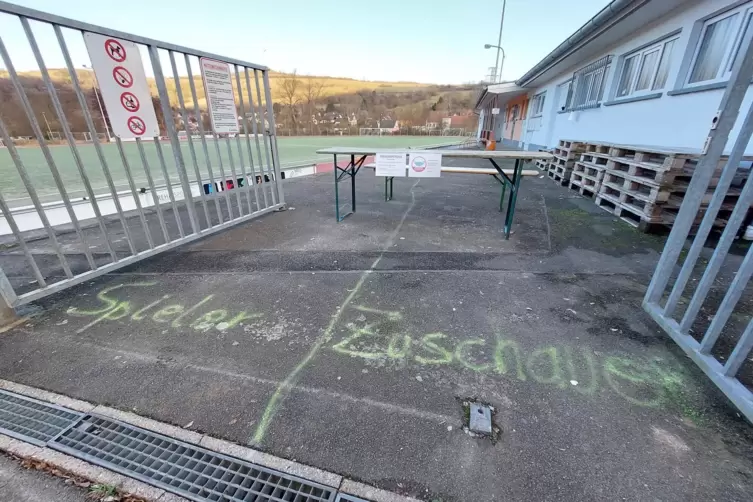 &bdquo;Getrennte&ldquo; Eing&auml;nge f&uuml;r Spieler und Zuschauer. Doch Gedr&auml;nge herrschte am Sonntag auf dem Gel&auml;nde ohnehin nicht.