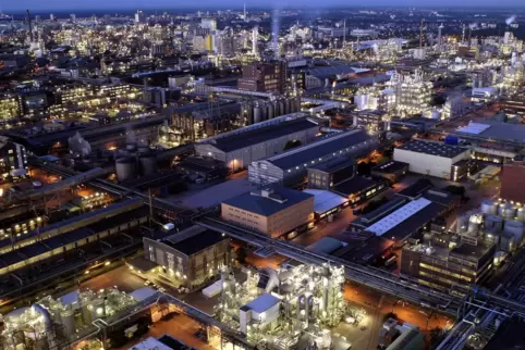 Die BASF beziffert ihre Aufwendungen für Neuinvestitionen, Erhalt und Modernisierung am Standort Ludwigshafen insgesamt mit durc