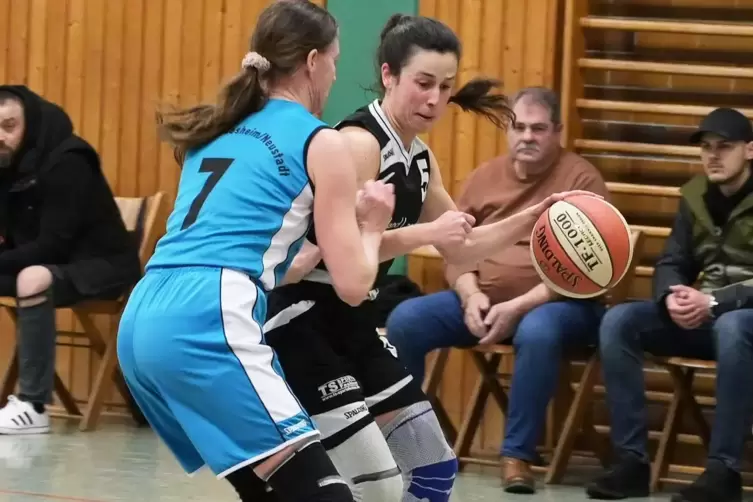 Clausens Spielerin Desiree Lenhardt (am Ball) mit Romy Möller von der SG TSG Deidesheim/Neustadt.