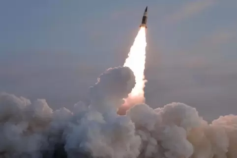 Dieses Foto der staatlichen Nachrichtenagentur KCNA soll den Test einer taktischen Lenkrakete am 17. Januar zeigen. 