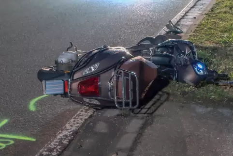 Am Straßenrand: der Motorroller, mit dem eine Frau nahe Mechtersheim tödlich verunglückt ist. 