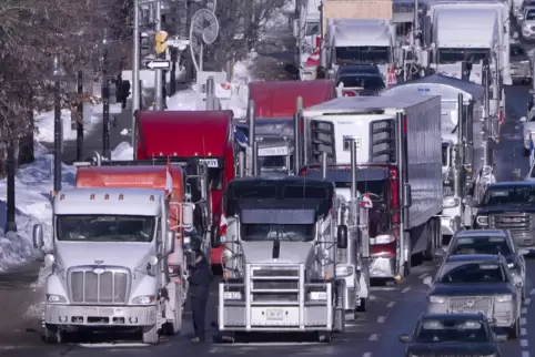 Ein kilometerlanger Konvoi rollt von Vancouver nach Ottawa. 