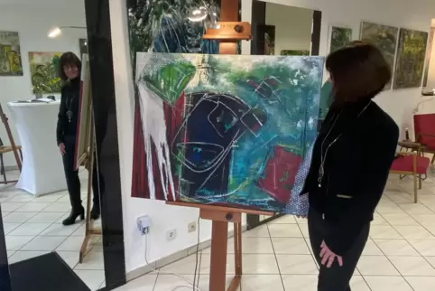 Birgit Weinerth mit einem ihrer Werke: „The Game“.