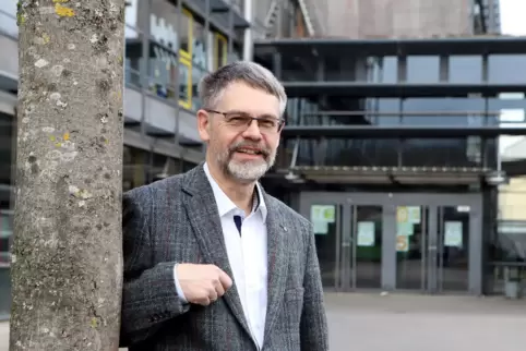 Schulleiter Wolfgang Poggel hofft, dass die Schüler nach Ostern in den Neubau umziehen - dann allerdings ohne ihn. 
