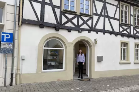 Die Digital- und Tourismusbeauftragte der VG Göllheim, Julia Maurer, vor dem neu eingerichteten Büro in der Hauptstraße 48. 