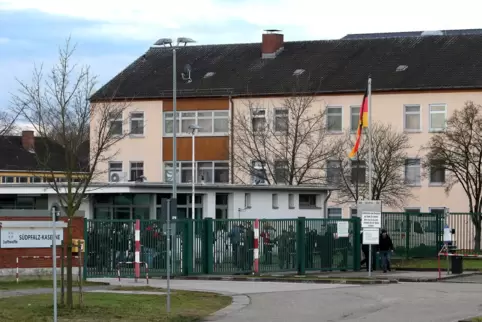Die Südpfalz-Kaserne in Germersheim. Die Wuhan-Rückkehrer waren direkt in dem Gebäude hinter dem Zaun untergebracht. 