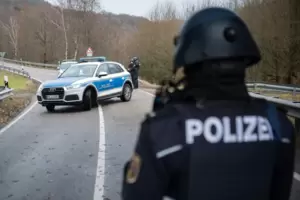 Mit schwerer Schutzausrüstung: Polizisten nach den Todesschüssen auf ihre Kollegen. Mit schwerer Schutzausrüstung: Polizisten nach den Todesschüssen auf ihre Kollegen.