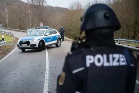 Mit schwerer Schutzausrüstung: Polizisten nach den Todesschüssen auf ihre Kollegen. 