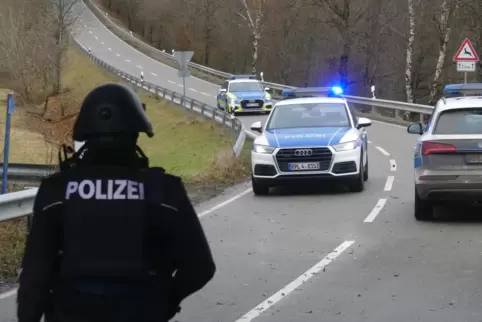 An der K22 zwischen Ulmet und Oberalben im Kreis Kusel wurden zwei Polizisten erschossen. 