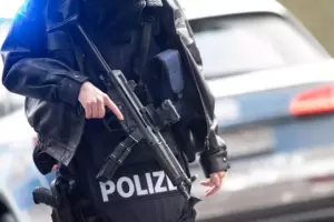 Mayweilerhof: Polizeibeamte stehen an einer Absperrung an der Kreisstraße 22. Mayweilerhof: Polizeibeamte stehen an einer Absperrung an der Kreisstraße 22.