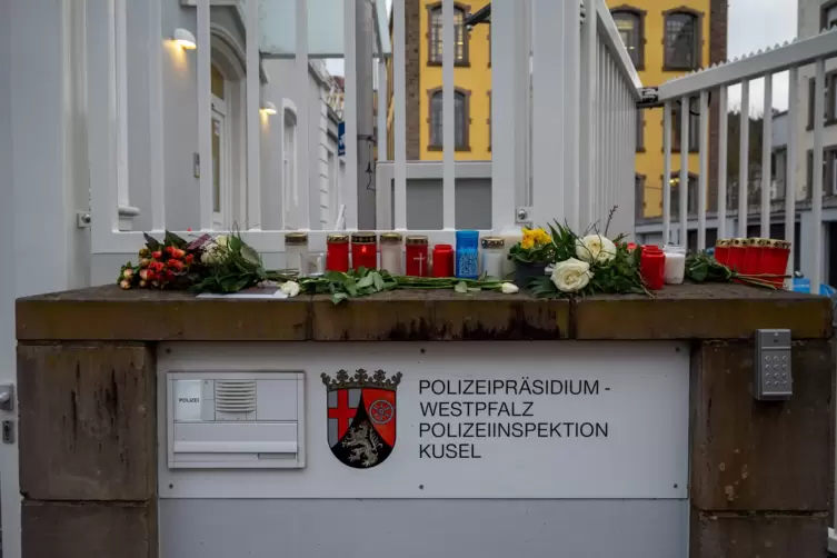 Mit Blumen und Kerzen vor der Polizei in Kusel wird der getöteten Polizisten gedacht.