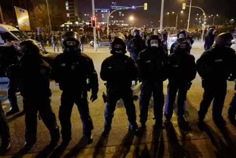 Seit Mitte Dezember waren insgesamt 2300 Polizeibeamte in Vorder- und Südpfalz im Einsatz bei Montagsdemos im Zusammenhang mit C