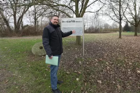„Das ist Dorf pur“, schwärmt der Ortsbürgermeister Jens Sprenger. Er zeigt auf den Platz, wo das Projekt realisiert werden soll.