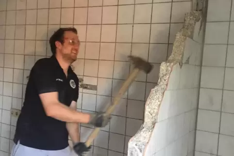 Umbau im DHC-Shirt: Christopher Matz hat pausiert und sein neues Zuhause renoviert. Jetzt hat er den Hammer wieder gegen den Hoc