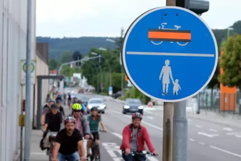 Im Sommer 2019 fuhren Mitglieder des Bauausschusses auf Fahrrädern die Homburger Straße entlang. 