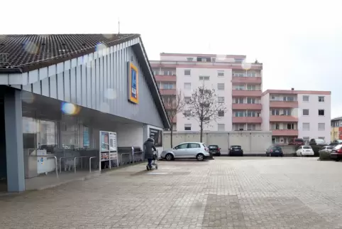 Der Discounter in der Annweilerstraße. Das Studierendenwerk möchte für 25 Millionen Euro 199 Wohnungen bauen.