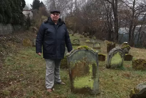  Armin Klein führt Interessierte über den Jüdischen Friedhof in Annweiler. 