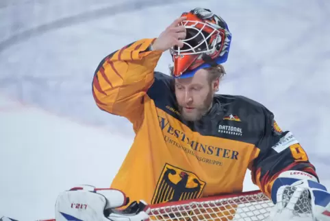 Laut dem Gegentorschnitt in dieser Eishockey-Saison der bisher beste Goalie der Liga: Mannheims Felix Brückmann, hier im Nationa