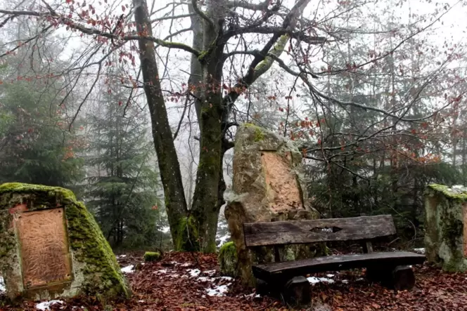 Abgeschraubt: Die Sandsteine stehen noch, die vier Bronzetafeln mit den Namen der Pfälzerwald-Vereine sind verschwunden. Abgeschraubt: Die Sandsteine stehen noch, die vier Bronzetafeln mit den Namen der Pfälzerwald-Vereine sind verschwunden.