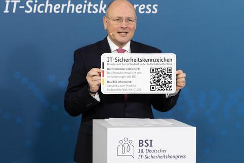 BSI-Präsident Schönbohm mit dem neuen Kennzeichen.