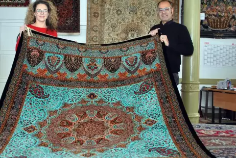 Human und Victoria Tavanaianfar mit einem Unikat aus der Provenienz Ghom. Der hochwertige Teppich aus reiner Seide fällt besonde