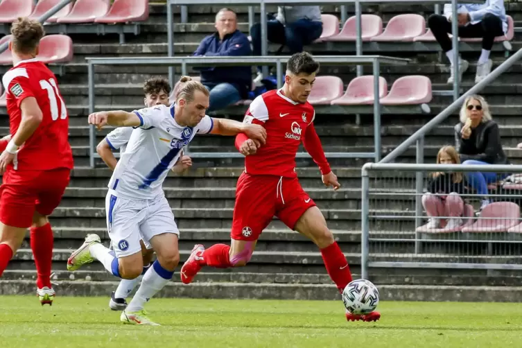 Verlässt den Verein zum Saisonende: Shawn Blum. Hier im Spiel auf Platz vier gegen Nico Theisinger vom Karlsruher SC.
