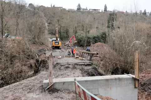 Die Beton-Fundamente für die Behelfsbrücke bei Neuleiningen-Tal stehen bereits. Der Übergang über den Eckbach wird benötigt für 