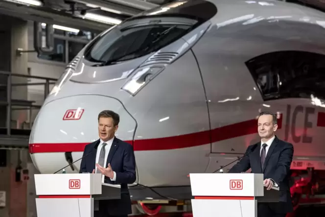 Zwei Pfälzer in Berlin: Bahnchef Richard Lutz (links) und Bundesverkehrsminister Volker Wissing suchen beim Thema Deutschland-Ta