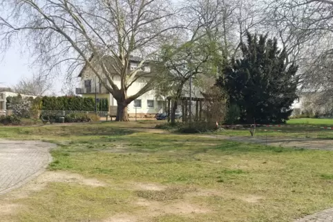 Soll attraktiver und vor allem wieder nutzbar werden: der seit Jahren brach liegende Spielplatz auf dem Gutenbergplatz. 