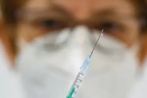 Legen Mitarbeiter in Gesundheit und Pflege bis 15. März keinen Impf- oder Genesenennachweis vor, müssen ihre Arbeitgeber das ans