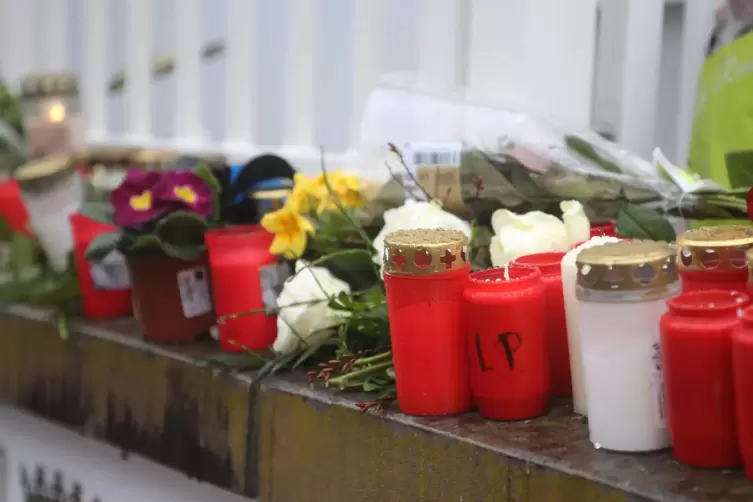 Kerzen und Blumen an der Polizeiinspektion Kusel.
