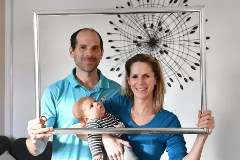 Damit er das Datum nicht vergisst: Nicole Geibel und Nils Deuschel heiraten heute. Mit dabei ist der zehn Wochen alte Fin.